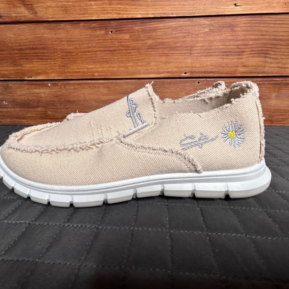 Women's Casual Canvas Slip-On Sneakers‎ in Khaki distressed Size 7.5 / 8